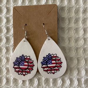 🦩 NWOT Earrings of faux leather with red, white & blue design on sunflower 🦩